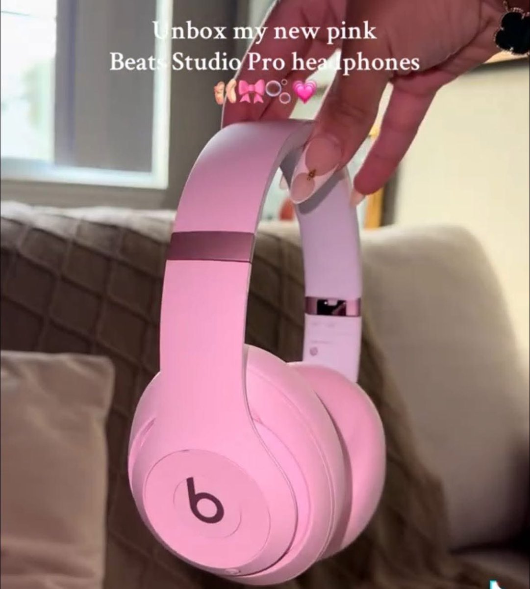the pink beats are soooooo TEA.🎀 i want them jus bc they’re pink!🥹🥹🥹🥹🥹🥹🥹😍