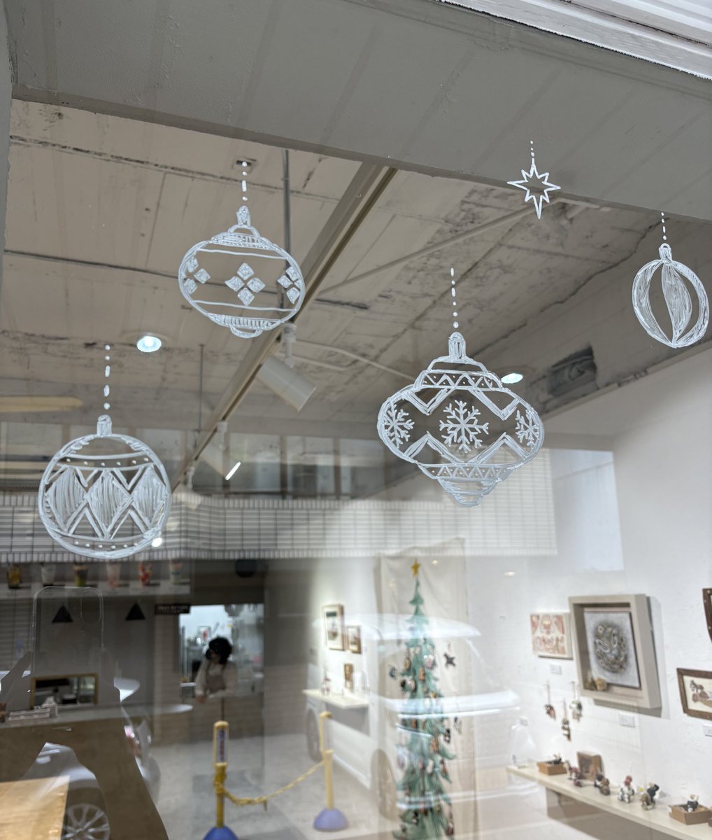 グループ展開催中の<a href="/kogumano0uchi/">こぐまのおうち</a> 様が、窓にライブペイント中です！🎨

クリスマスモチーフの可愛らしいイラストをたくさん描いてくださっています🎄✨
装飾の細かいデザインもぜひ、近くでご覧ください！