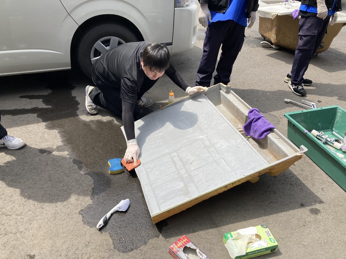 RSA_Japan's tweet photo. テレビで某有名人の新居紹介番組をみました。高級大理石をくりぬいたシンク、ガラスを加工して作られた洗面ボウル、無垢の高級材木を使ったお風呂屋や壁…極めつけはカシミヤを使用したカーペット。それはもう、ありえないレベルの素晴らしいおうち✨　　
…なのですが、気になることはもちろん、そのメンテナンス方法。あぁ、水垢・カビ・シミ…

どんな物件にも応えられるよう、備えましょう👊

●2026年４月17-18日　石材研磨コース
●2026年５月22-23日　復元型ハウスクリーニングコース
お申し込みはお早めに～

基本の汚れ・素材・洗剤をしっかり学べば、そこからは応用力。どんな場所でも怖くない！
（でも、怖いときは講師や仲間と一緒に答え合わせしてくださいね☺️　）