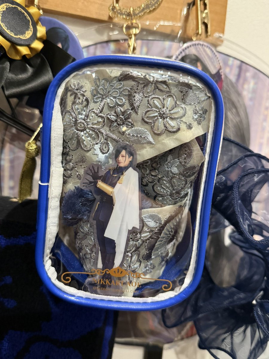 5p_dz's tweet photo. 青江ポーチ手に入れたけどまだアクスタゲットできてなくてとりあえず10周年の入れたけどぱかぱかすぎるから先輩諸氏に見習って背景作ってみた https://t.co/CC2Q60i3CJ
