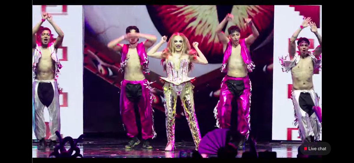 HouseOfDragas's tweet photo. Brillitos devorando 

Show de Muertas 
#LMD7 https://t.co/N69ji61Za7
