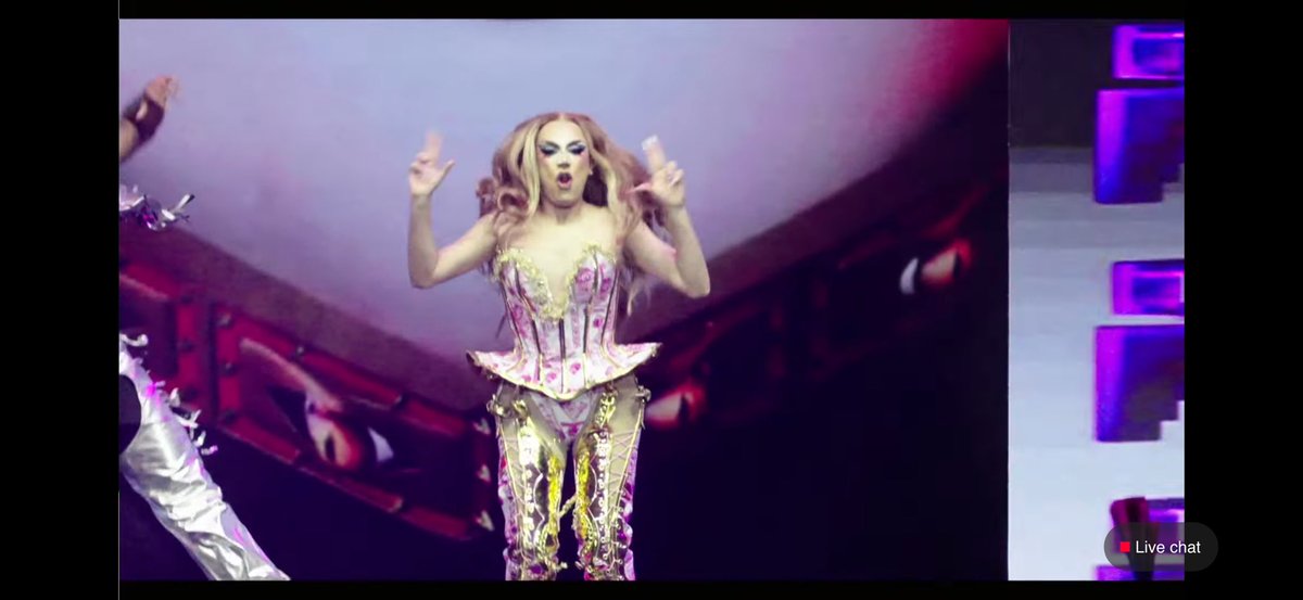 HouseOfDragas's tweet photo. Brillitos devorando 

Show de Muertas 
#LMD7 https://t.co/N69ji61Za7