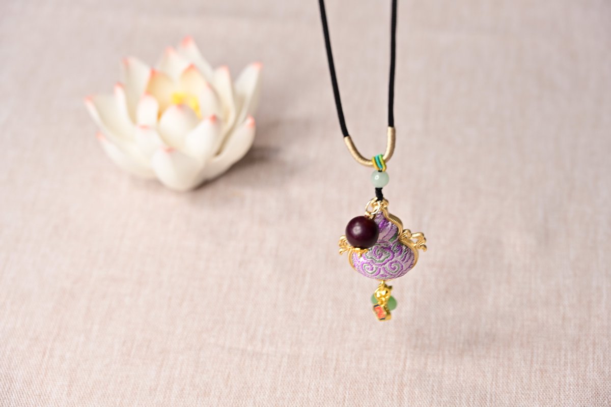 KunmengZha73812's tweet image. Song Brocade is crafted through meticulous silk preparation, pattern programming, and traditional loom weaving—each step preserving centuries of textile wisdom.
🔗 songartisan.com
#SongBrocade #TextileArt #Handwoven #SilkCraft #CulturalHeritage