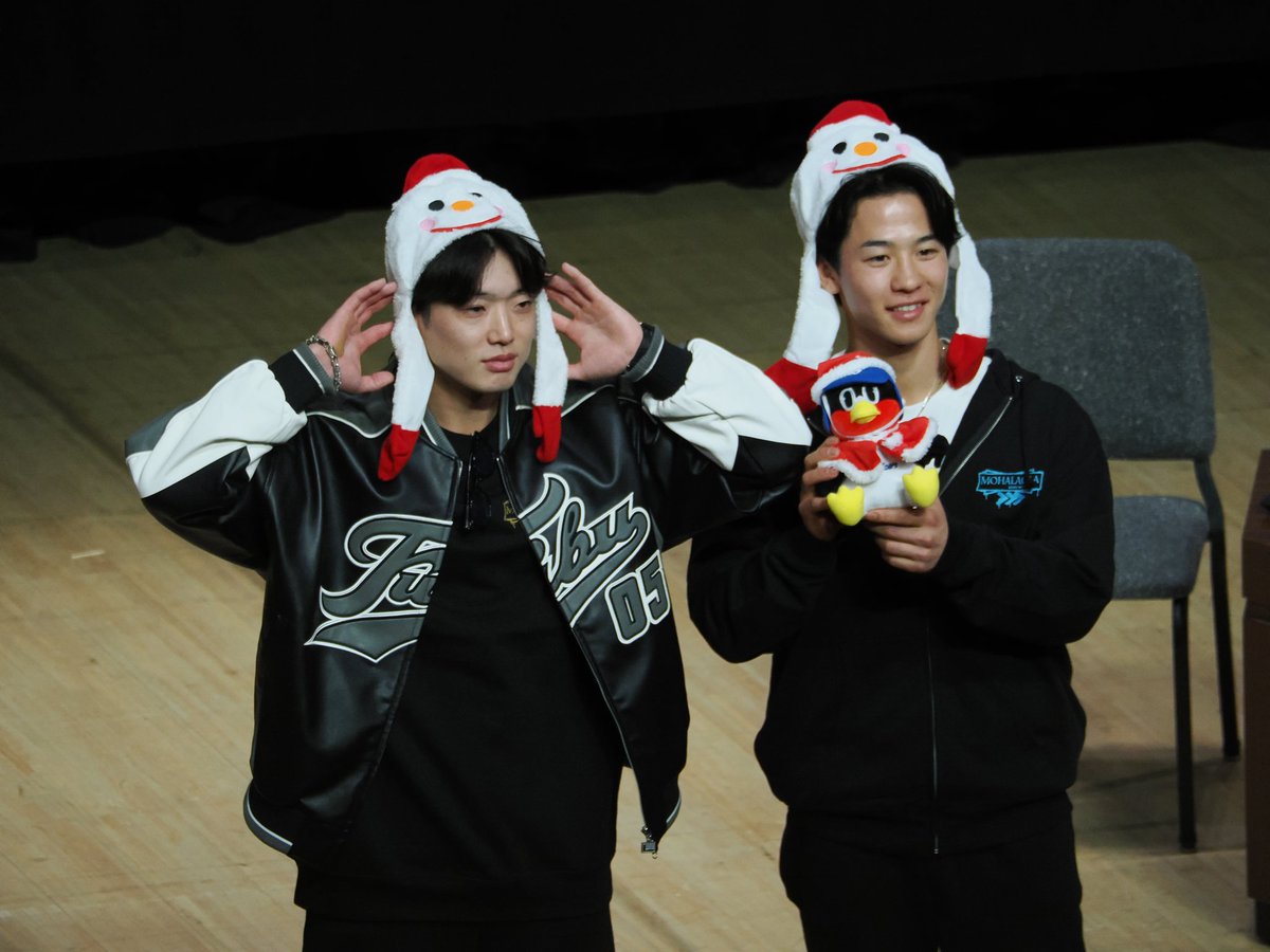 msk237_ys's tweet photo. 2025.12.16@そまひでトークショー
ファンの声を聞くながおかさん
とつば九郎持ってにっこりの壮真くん
#長岡秀樹
#内山壮真
#FUNSTEP https://t.co/IbJxMLjBJd