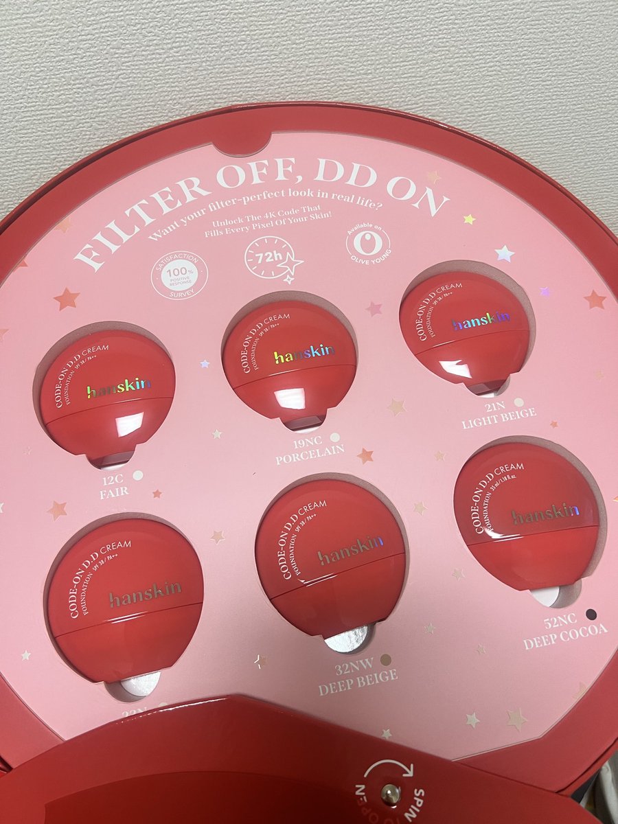 ハンスキンのプレキャンでいただいた✨
化粧品なのになぜこんな大きい箱で？！と思っていたら、全色、こんなドキドキするような入れ物に入れて贈ってくれた😭👏❤️うれしい！
母とシェアさせていただきました🙏✨