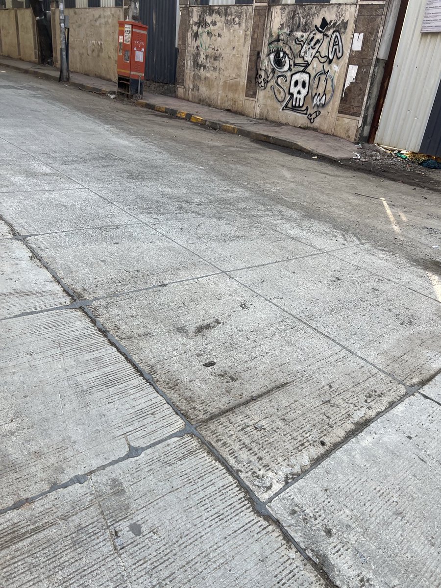 nigelcjdavis's tweet photo. ⁦@mybmcWardHW⁩ dust on road causing pollution as vehicles pass. Please have cars removed for roads to be cleaned up. D’Monte park rd extn Bandra West https://t.co/LRY1PGTxuV