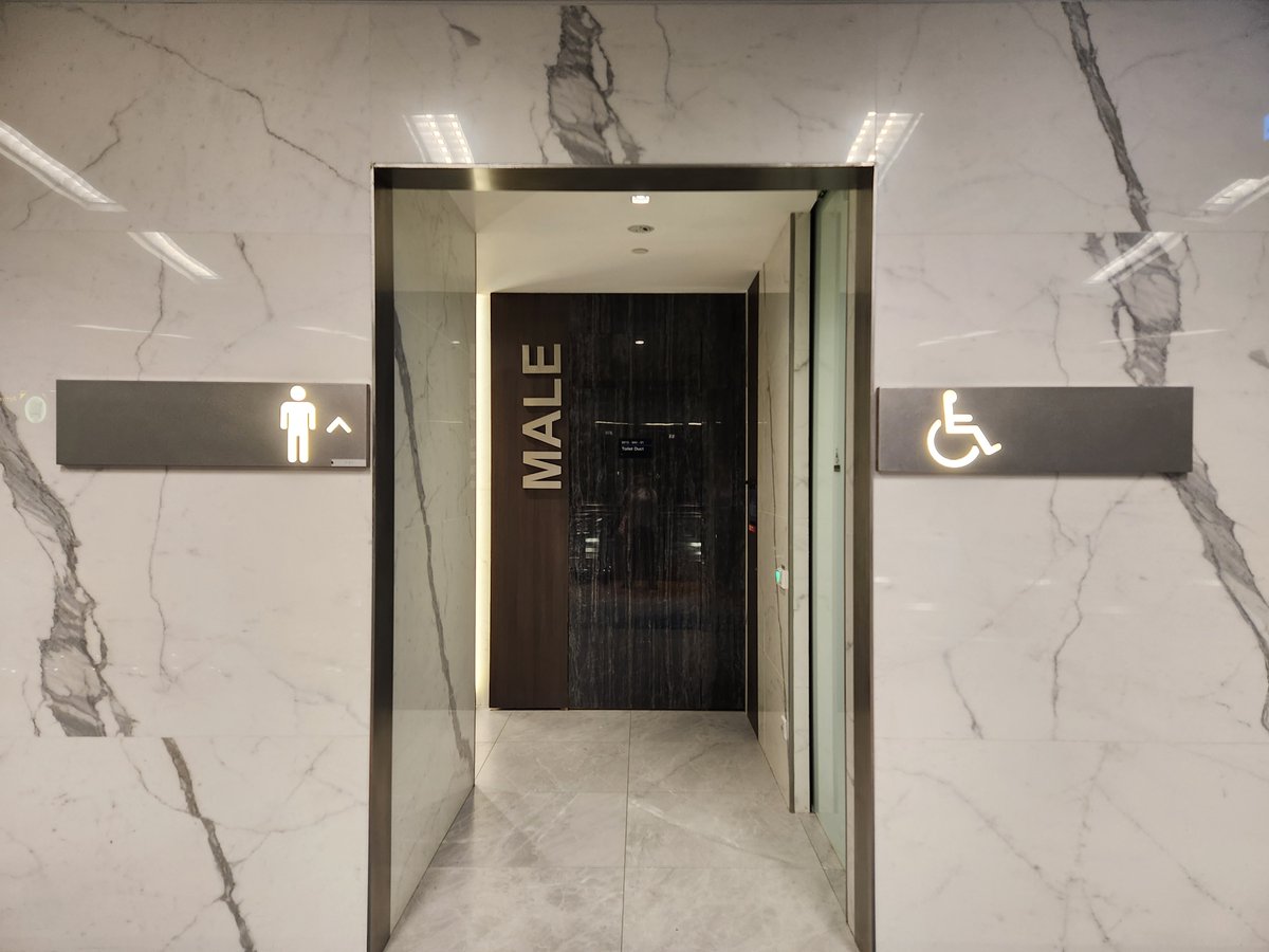 mikan_bako's tweet photo. チャンギ国際空港 制限エリア内のトイレマーク。 行きしは出入りする人が多くて、女性用の入り口の1枚しか写真撮れなかったけど、深夜便の帰りは人も少なく、撮影しまくり。だいたいこの4パターンだったと思う。2024年6月。
#トイレ #トイレサイン #シンガポール https://t.co/YpMRZaUdLh