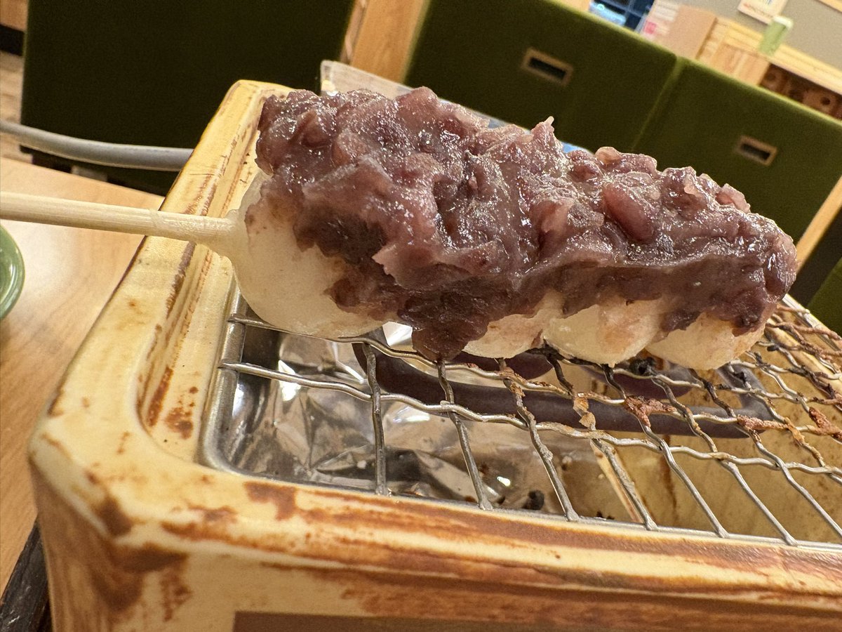 甘味大好きな民にとって最高にパラダイスな場所へ✨ #おかげ庵 では自分で団子や五平餅を焼き熱々を食すのです。甘と辛✨シメはどんぶりのようなクリームあんみつ。
降りそそぐ多幸感。
ありがとうおかげ庵。