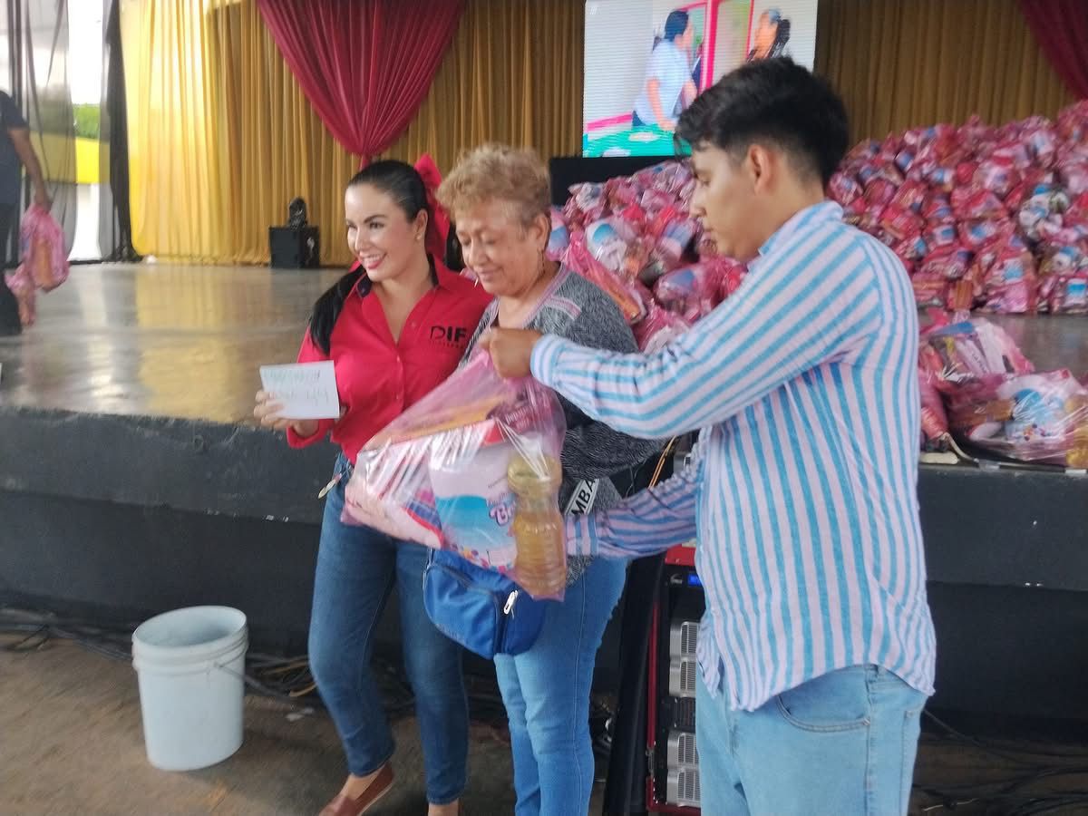 🆕 Tuxtepec | 🎄🧺 🎄❤️ DIF Tuxtepec entrega miles de canastas navideñas básicas

➡️ En una de las acciones más significativas de esta temporada, el DIF Tuxtepec entregó miles de canastas navideñas básicas a madres solteras, personas con discapacidad y adultos mayores, llevando
