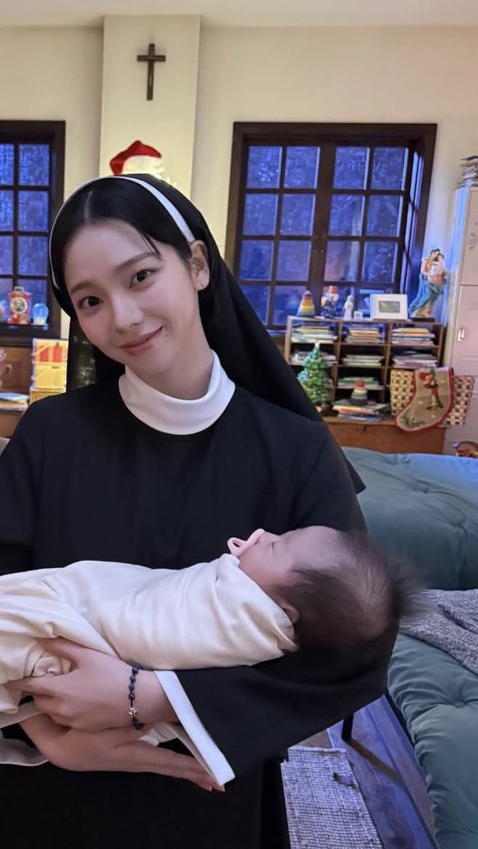 the way shes holding the baby so gently this feels so domestic 😭