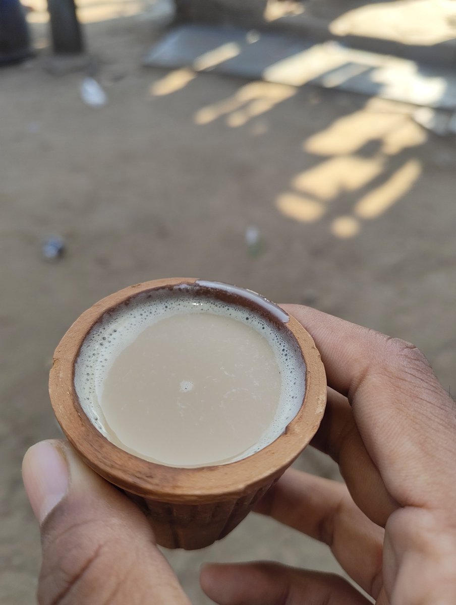 मिलो कभी चाय पर, फिर किस्से बुनेंगे,
तुम खामोशी से कहना, हम चुपके से सुनेंगे