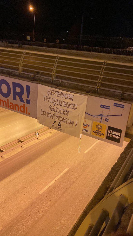 Anahtar Parti Gençlik Kolları daha önce
“Apo hangi kapının itidir” akımını başlatarak tüm şehirlere yaymıştı.

Şimdi ise uyuşturucu ve tacirlerine karşı yeni bir farkındalık hareketi başlattı.

🗝 Temiz Gelecek
🇹🇷 Temiz Türkiye
🚫 Uyuşturucuya Hayır

diyerek Türkiye’nin kanayan