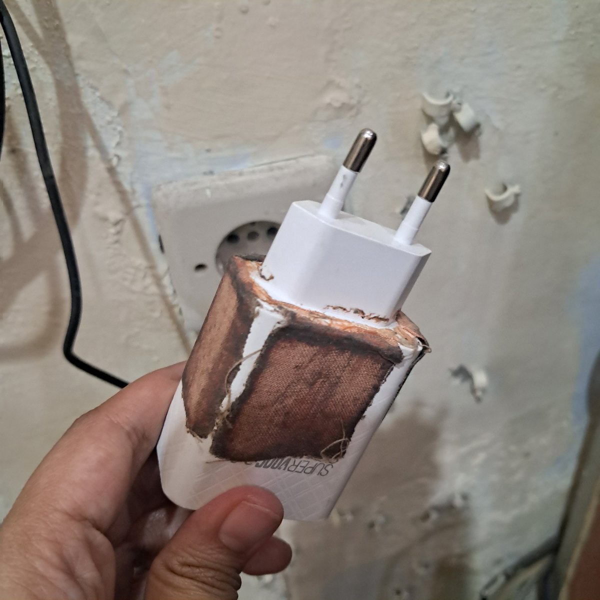 02Lulo's tweet image. Ada gak yang sama kayak lulo?
Colokan hp dah jebol di solatip pakek koyo. Masih fungsi btw...