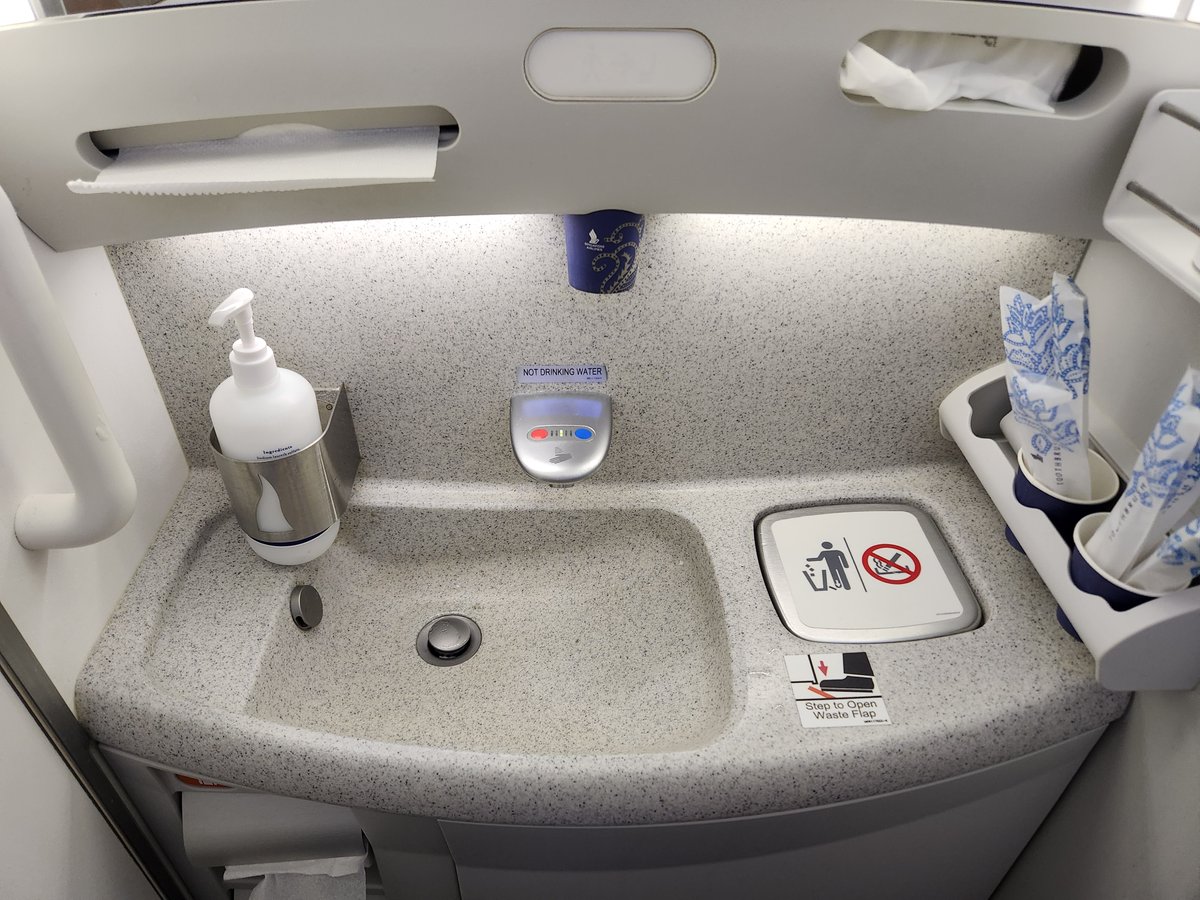 mikan_bako's tweet photo. シンガポール航空  SQ672便 機内トイレ。2024年6月。
#トイレ  #飛行機  #toilets https://t.co/7B4jXGtAdc