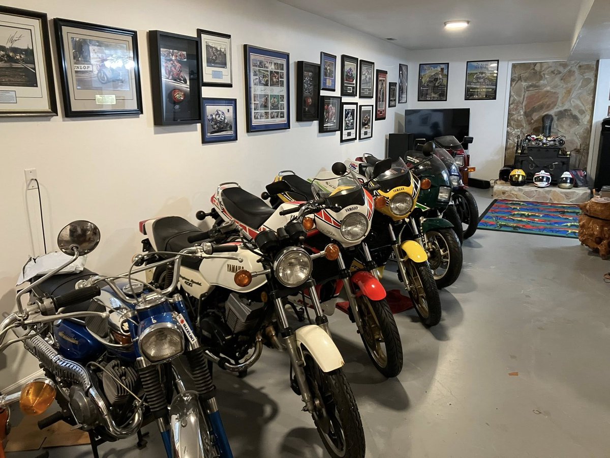 Moto_History's tweet photo. This private collector likes 2 strokes. It looks like all but one are Yamaha's.  Great collection.  #japanesemotorcycles  #motorcyclecollector  #classicmotorcycles  #motorcycleenthusiast  #twostrokemotorcycles  #2strokemotorcycles  #privatecollector https://t.co/h3y3DDtXox