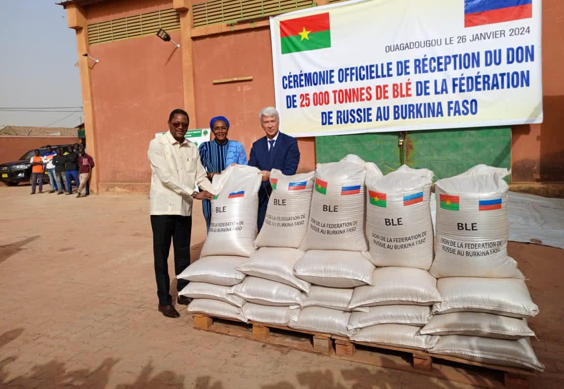 aziriel75's tweet image. Un pays réellement souverain ne mendie pas du blé.
Il ne mendie pas du carburant.
Il ne mendie pas des armes.
Il ne suce pas une puissance étrangère pour survivre. 4