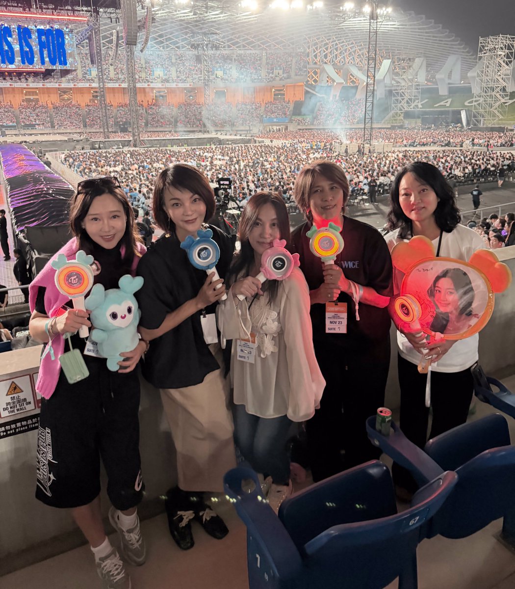 godmitzu's tweet image. TWICE's moms together holding their daughter's merch at the Taiwan concert 🥹