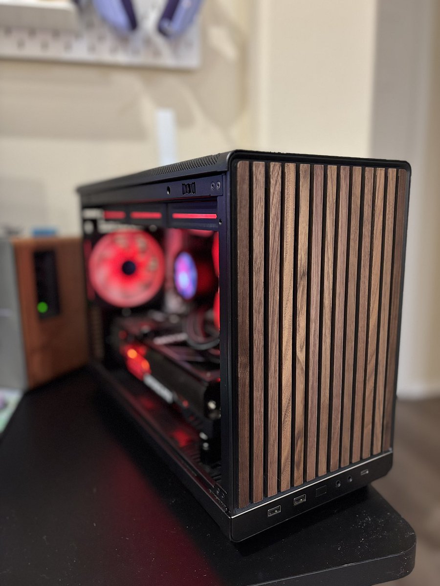 guccipanuchi's tweet photo. Lian Li A3 / 9800X3D / 4070ti Super https://t.co/4ywW4hzuzf