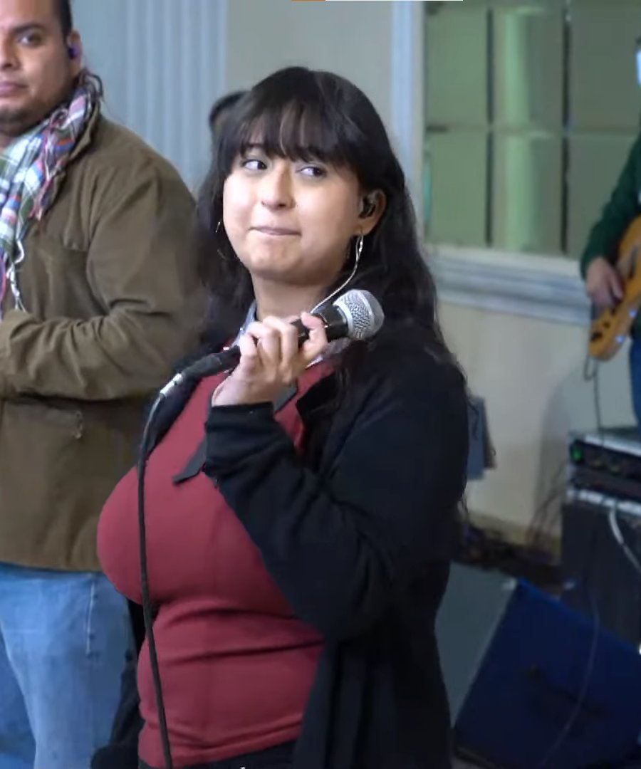 Lajessyrangel's tweet image. 👀 Yo cantando (obvi en rojo como le encanta)