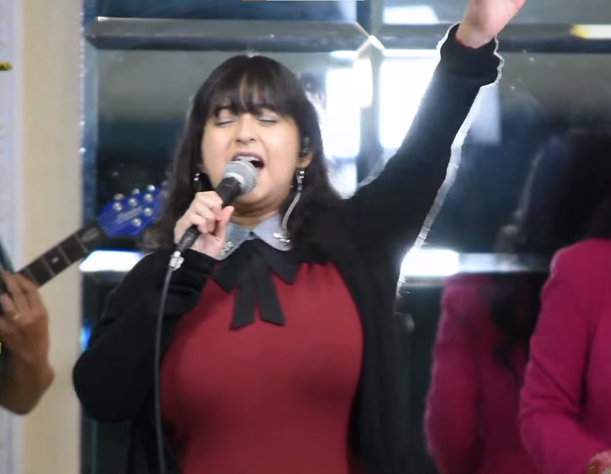 Lajessyrangel's tweet image. 👀 Yo cantando (obvi en rojo como le encanta)