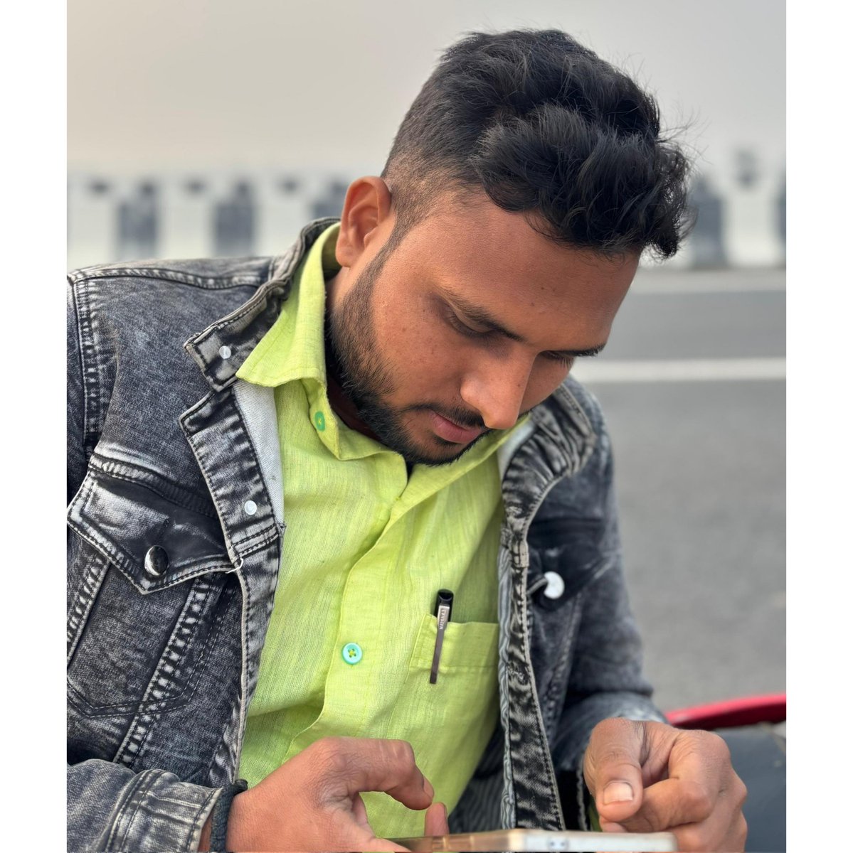 bineetsi's tweet photo. एक दिन आप पीछे मुड़कर देखेंगे ,
और महसूस करेंगे कि आप उन,
 चीजों के बारे में बहुत ज्यादा चिंतित थे ,
जो वास्तव में मायने रखती ही नहीं थी।। https://t.co/eLKypgane5