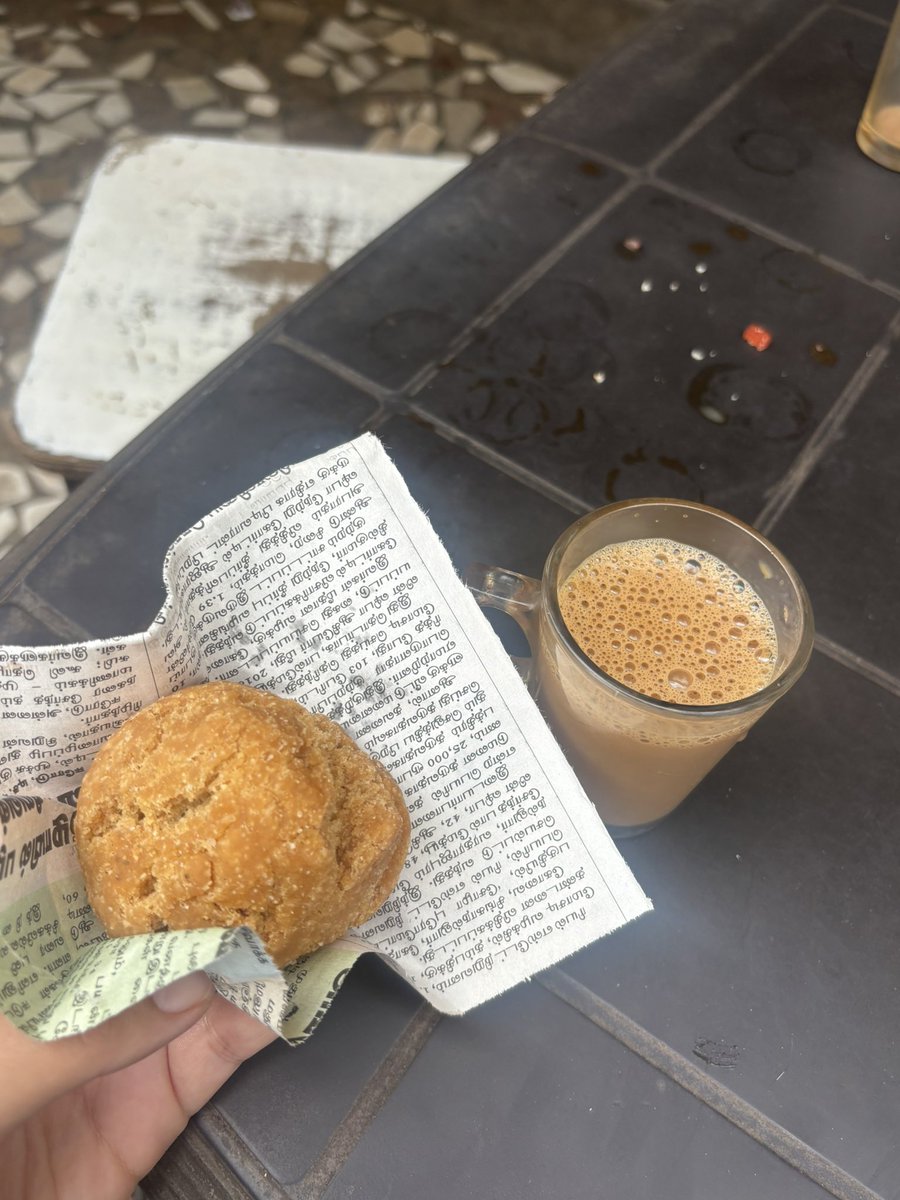 doskoijourney's tweet photo. インドに3カ月いたときはチャイ甘いしそんな頻繁に飲んで無かったけど、スリランカで高いチャイにしか会えなくなったら、このワンショットチャイが恋しくなった。20円でロイヤルミルクティ飲めるの最高 https://t.co/Xk2ctxah3c