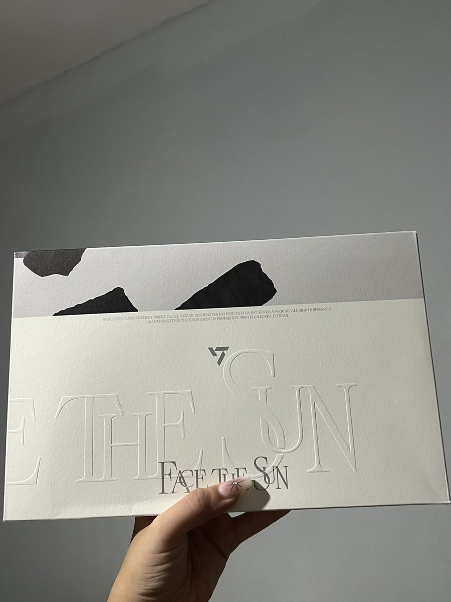 finalvayne's tweet image. got face the sun in my hands, im so happy, after 7 years being a carat this is my first album and more to come 🥹🥹🩷