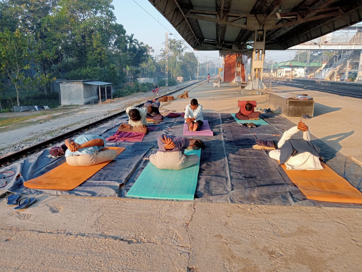 Om Aaj Sube ka yoga class at Bamanhat railway station.17/12/25