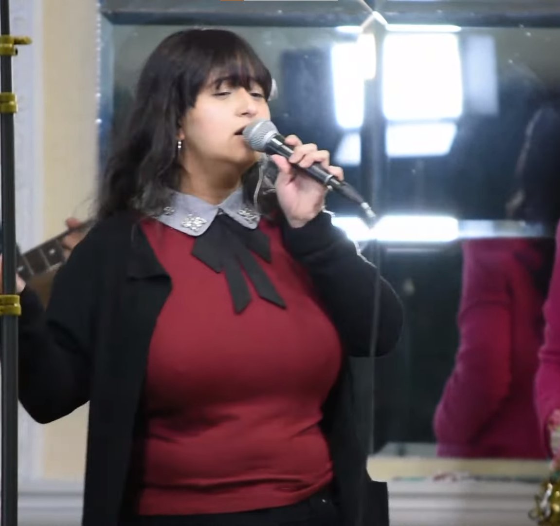 Lajessyrangel's tweet image. 👀 Yo cantando (obvi en rojo como le encanta)