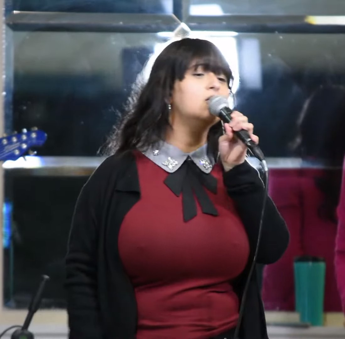 Lajessyrangel's tweet image. 👀 Yo cantando (obvi en rojo como le encanta)