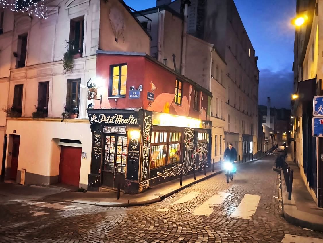 mattskumar1's tweet photo. Montmartre 🇫🇷 
Way too many hills &amp; stairs ugh 🫩
#PrincessM went crazy on 
Anthology near Sacre Coeur on 👠🥿👢
💵💸🙄😂
#VacationVibes #RelationshipGoals https://t.co/5vZ9BLGCKO