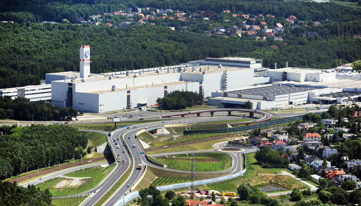 awanxtra's tweet photo. #Platinum is transforming the energy landscape. 

German automotive giant Volkswagen plans to install a small-scale electrolyser system at its Poznań plant in Poland to supply hydrogen for a 1.5 MW gas burner. The project is expected to reduce fuel consumption by up to 30% and lower on-site carbon emissions.

Photo by Volkswagen / H2view