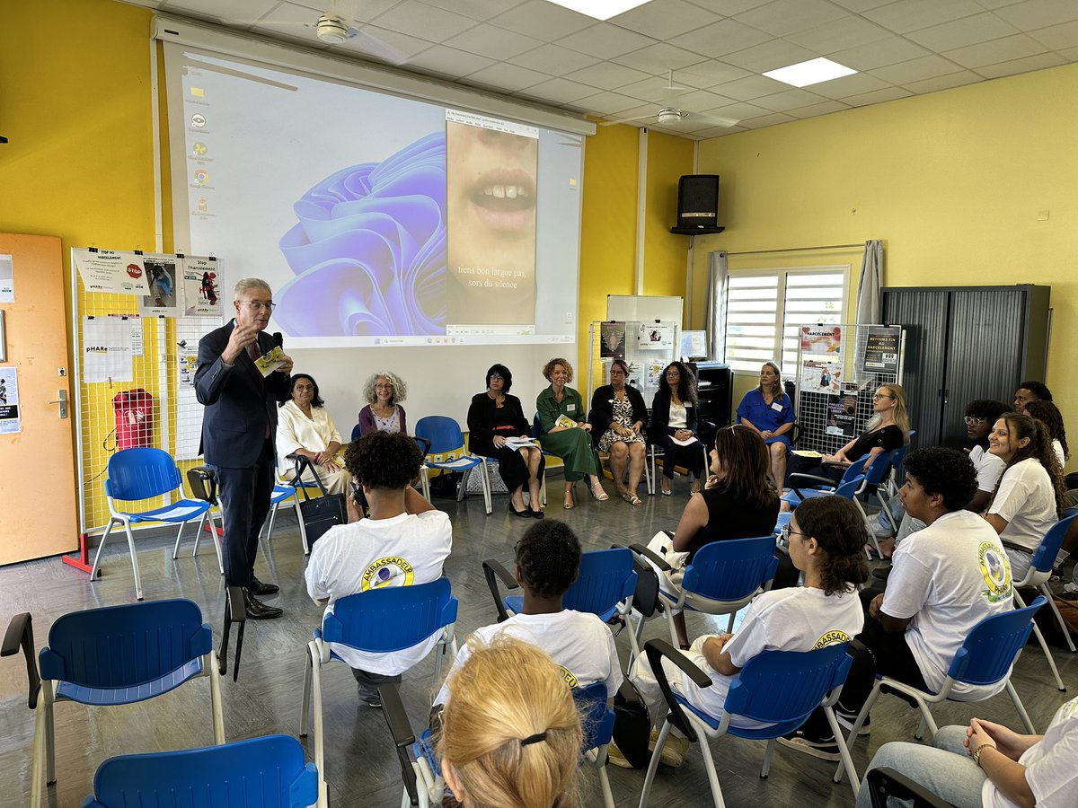 AcLaReunion's tweet image. #NonAuHarcèlement : le recteur @rostane_mehdi participe ce matin à la remise du prix académique « Coup de cœur », primé d’un chèque de 1000€ remis par la représentante de la @MutuelleMAE, décerné aux élèves du lycée de Vue Belle par le jury académique #NAH 2025
