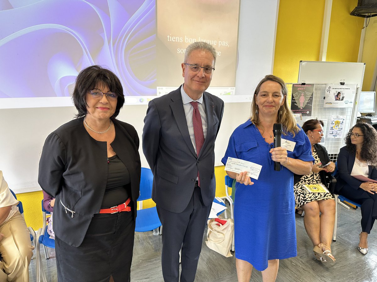 AcLaReunion's tweet image. #NonAuHarcèlement : le recteur @rostane_mehdi participe ce matin à la remise du prix académique « Coup de cœur », primé d’un chèque de 1000€ remis par la représentante de la @MutuelleMAE, décerné aux élèves du lycée de Vue Belle par le jury académique #NAH 2025