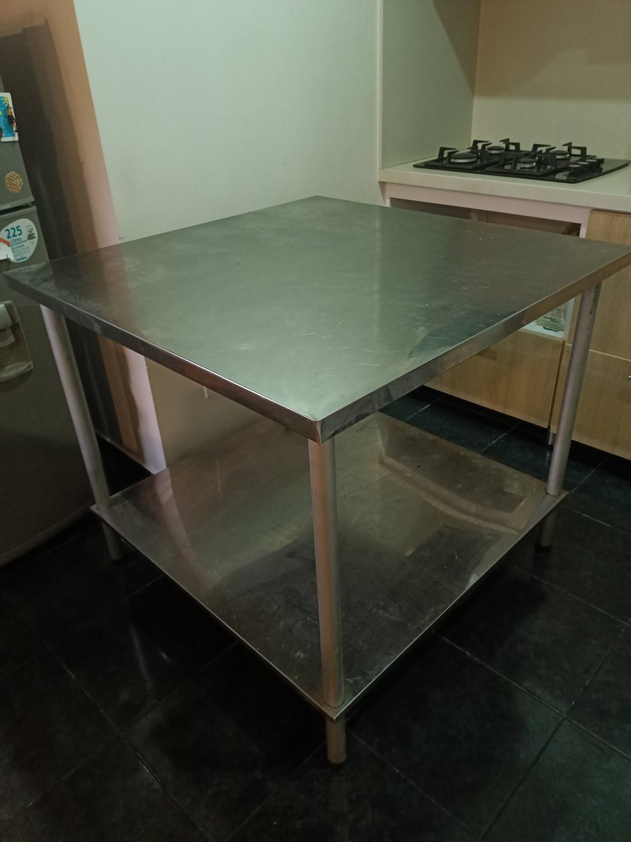 _anamarialc's tweet photo. Se vende mesa de acero inoxidable de 1mt por 1mt https://t.co/14fGQG63rK