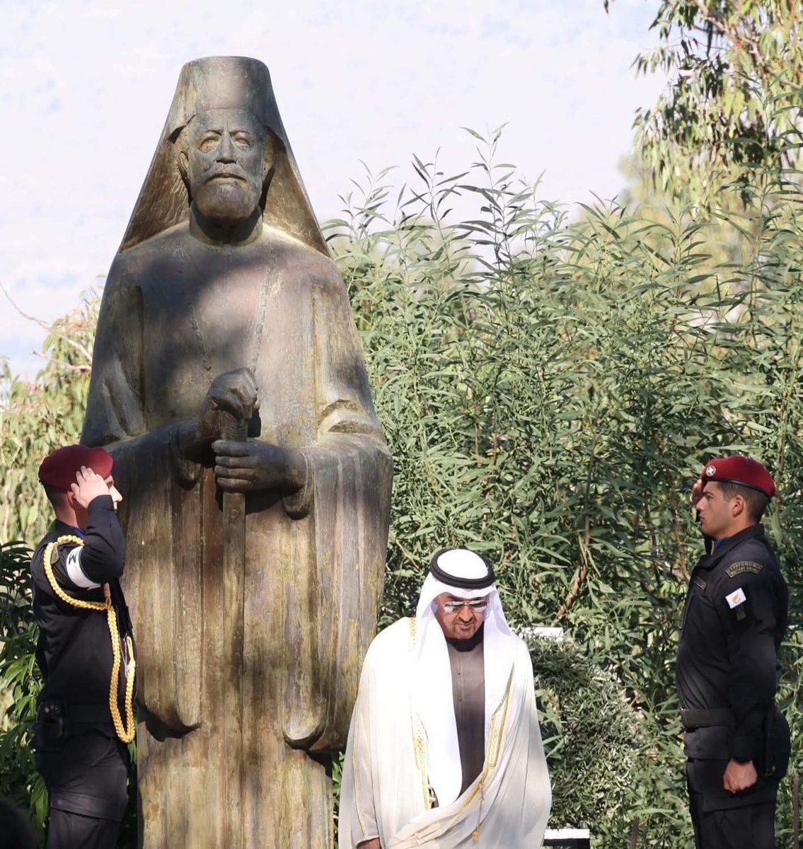 "Türkiye'ye geldiğinde Anıtkabiri ziyaret etmeyen Birleşik Arap Emirlikleri başkanı Zayed, Güney Kıbrıs ziyaretinde koşarak  Makarios heykeli önüne gitmiş, Türklere soykırım çağrıları yapan Makarios ile hatıra fotoğrafı çektirmiş."