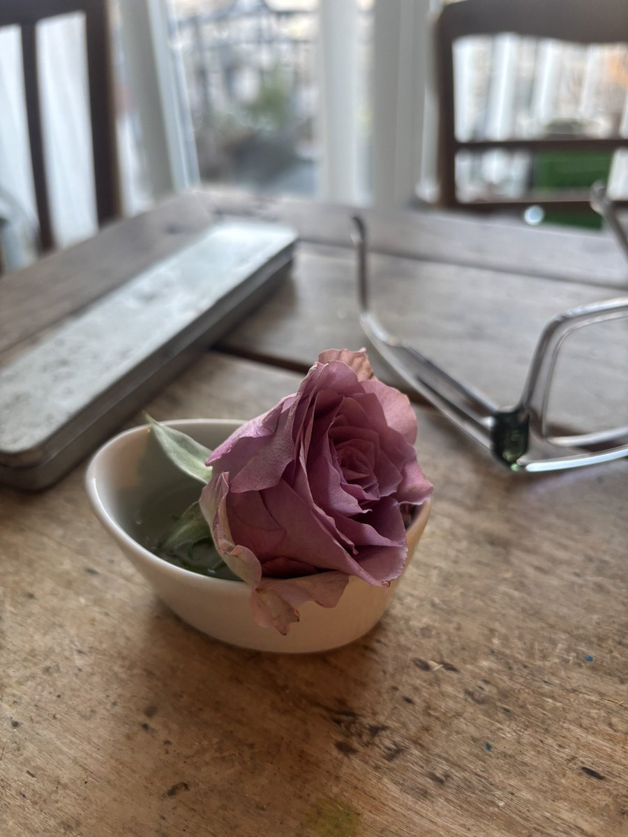 Tacitussi's tweet image. Guten Morgen … Ich bin gespannt auf heute. Wieder genug Arbeit. Trotzdem Coolness und mittags die Wohnung putzen. Abends Pilates homemade

Dann auf die Couch und Leben sortieren. Termine machen und was lesen

#relaxandrecharge 
#momentsofchic 
#bemyownboss