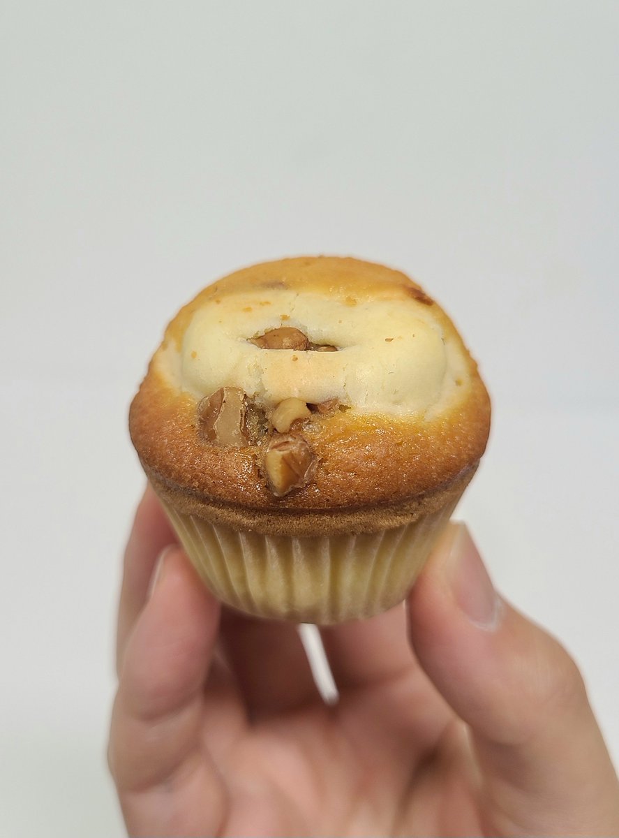 tium_bread's tweet photo. 머핀 위에 크림치즈 풍미 + 호두의 고소함이 킥! '크림치즈 머핀'

우리밀로 만들어서 더 촉촉하고 
부드러운 귀여운 머핀임
작다고 무시하면 큰코다침,,,
은근 배부름

호두가 바삭바삭 씹히는 재미도 있고
고소함도 제대로 챙김
마지막엔 크림치즈 풍미가 더해져서 
끝까지 맛있음 https://t.co/pdjoO8zRH3