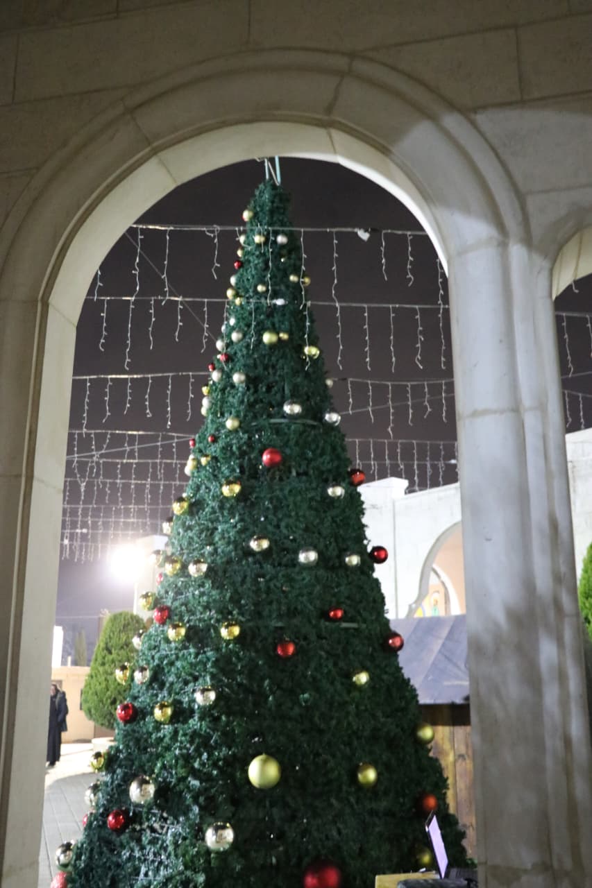 إضاءة شجرة عيد الميلاد في كنيسة سيدة الجبل بعنجرة #الأردن 