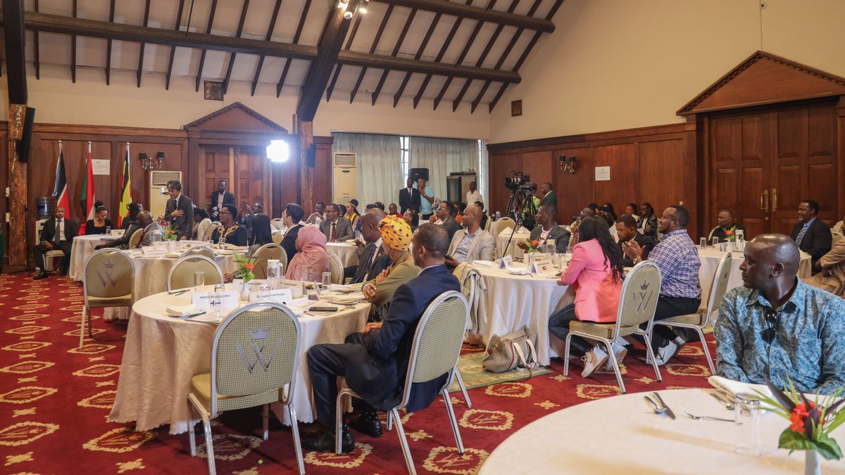 4thPresidentKE's tweet image. Seize the Moment, Kenyatta Urges Young Africans at IGAD Conference

NAIROBI: 17th December, 2025: Former President Uhuru Kenyatta has called on young Africans to seize leadership opportunities now, warning that those who wait for the future to hand them power risk missing their…