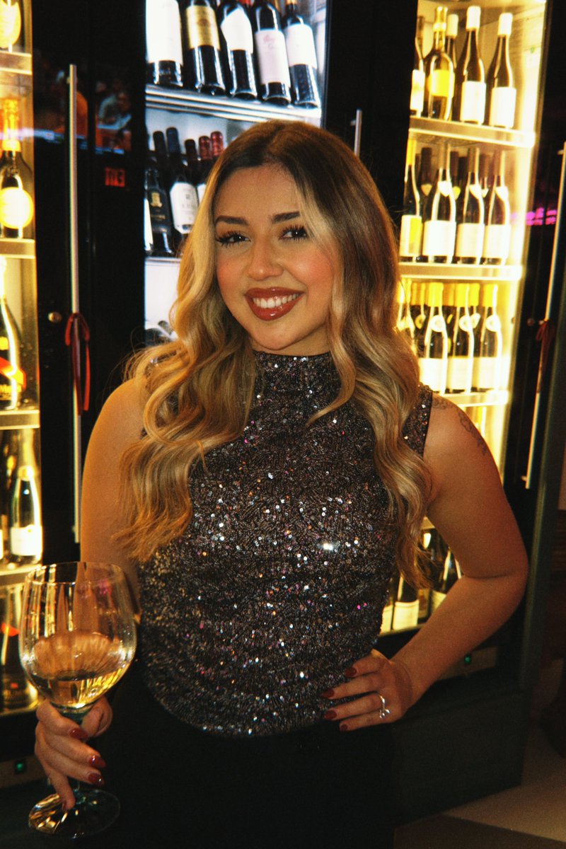 carolineose's tweet photo. Xmas parties and wine. Count me in 🎄🍷✨ https://t.co/IpM3ZJejop