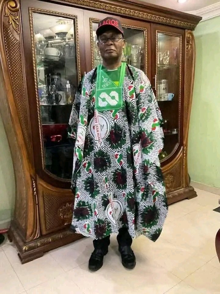 austine8668's tweet photo. Joe Igbokwe bu ónyé ajụrụ ajụ. Joe nna o, lọtawa APC ajụla gị. Lọtawa Nnewi Osubirila oo! 😂🤓 https://t.co/wCHR5D6zJ5