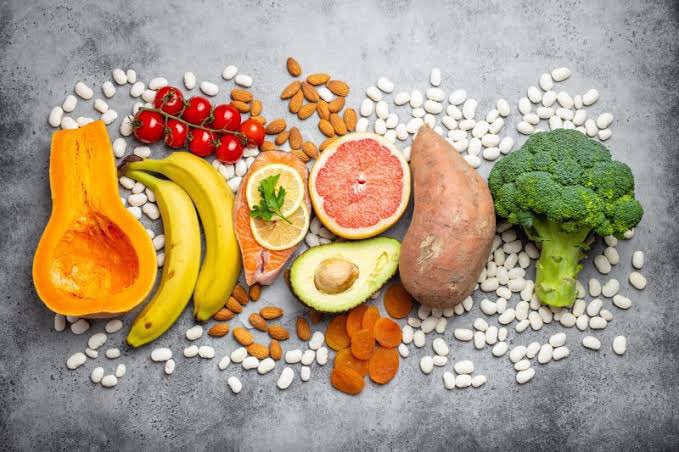 mindmusclepro's tweet photo. Electrolytes are critical for proper functioning of the body.

Here are some foods high in electrolytes

- Sea Salt 🧂 (Sodium)

- Avocado 🥑 (Potassium, Magnesium)

- Coconut Water 🥥 (Potassium, Sodium)

- Banana 🍌 (Potassium)

- Sweet Potato 🍠 (Potassium)

- Greek Yoghurt 🥛 (Sodium, Potassium)

- Bone Broth 🥘 (Sodium)

- Watermelon 🍉 (Potassium)

- Salmon 🍣 (Potassium, Sodium)

- Lemon/Citrus 🍋 (Potassium)

- Spinach 🥬 (Potassium, Magnesium)

- Pumpkin Seeds 🎃 (Magnesium, Potassium)

- Almonds 🌰 (Magnesium, Potassium)

- Dark Chocolate 🍫 (Magnesium)

- Olives 🫒 (Sodium)

- Sauerkraut / Kimchi 🥬 (Sodium)

- Oysters / Shellfish 🦪 (Sodium, Magnesium)

- Liver 🥩 (Potassium)

- Milk 🥛 (Potassium, Sodium)

- Sardines 🐟 (Sodium, Potassium)

- Mackerel 🐠 (Potassium, Sodium)

- Molasses (Potassium, Magnesium)

* Many of these sources contain other electrolytes as well, but in very small amounts, hence omitted. For instance, Coconut water does have magnesium, but only 10mg per 100ml.