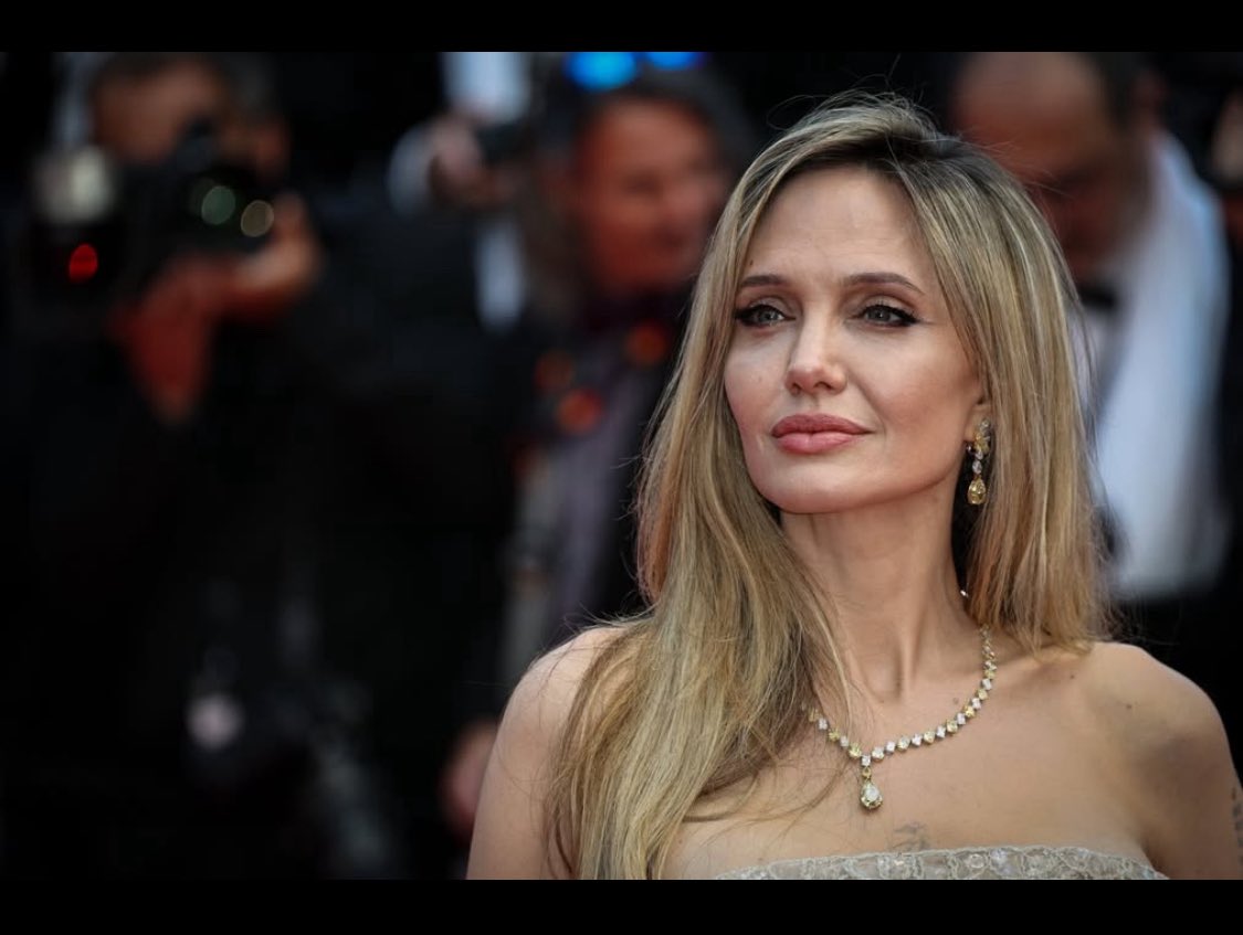 YNHallak's tweet photo. Angelina Jolie reveals the scars from her double #mastectomy, which has made her a leading figure in the fight against #cancer, in the first issue of #TimeFrance .

#AngelinaJolie dévoile les cicatrices de sa double #mastectomie, qui en a fait une figure de la lutte contre le #cancer, dans le premier numéro de Time #France
🇫🇷 

➡️ https://t.co/ASaquIG8mE