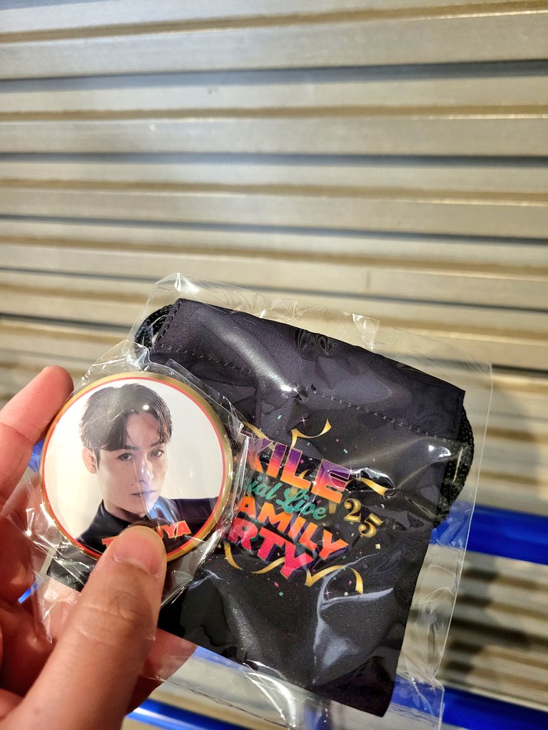 EXILE  FAMILY PARTY
カプセル ガチャ 缶バッジ クリアチャーム 交換

譲 画像(NAOTO AKIRA 大樹 TETSUYA 巾着)

求 TAKAHIRO ATSUSHI SHOKICHI
      クリアチャーム＞缶バッジ＞リング

現地います！