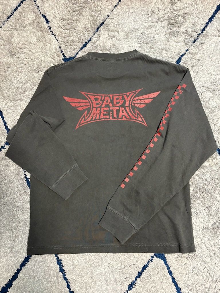 MetalHisoka's tweet photo. MからSにサイズ変更(交換)したロンTeeが到着😊
Sでも結構ゆったりめですが、生地が結構しっかりしてるので使い勝手ありそう🥰
13日に到着即返送し、本日(17日)に交換品が届くというスピードに吃驚😉 靴の通販で培った交換のスキームが出来ているんですね👍
#BABYMETAL
#Vans
#ロンTee
#ABC_MART https://t.co/u8cbYzKZxT