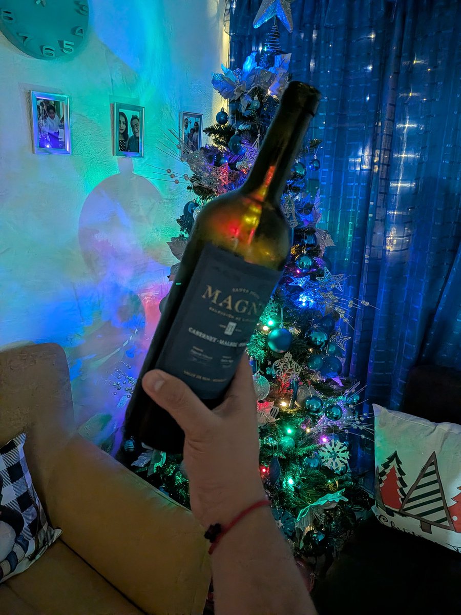 AxlBaeza's tweet photo. ¡Llegó la navidad al hogar! 🎄 🎅☃️🎁

❄️Snow is falling as the caroles sing ❄️ https://t.co/Al4DoDC2Hd