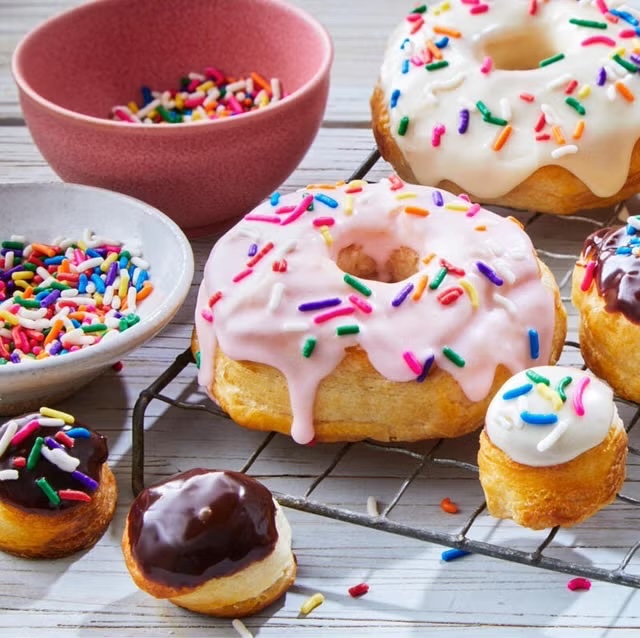 اشتهاء السكر في الصباح.. لماذا يحدث وكيف نواجهه دون الوقوع في دوامة الإدمان الغذائي؟. انخفاض سكر الدم بعد الصيام الليلي يدفع الجسم لطلب طاقة سريعة. قلة النوم تُخلّ بالتوازن الهرموني وتزيد الرغبة في الحلويات. التوتر الصباحي يرفع هرمونات الجوع ويعزّز اشتهاء السكر 