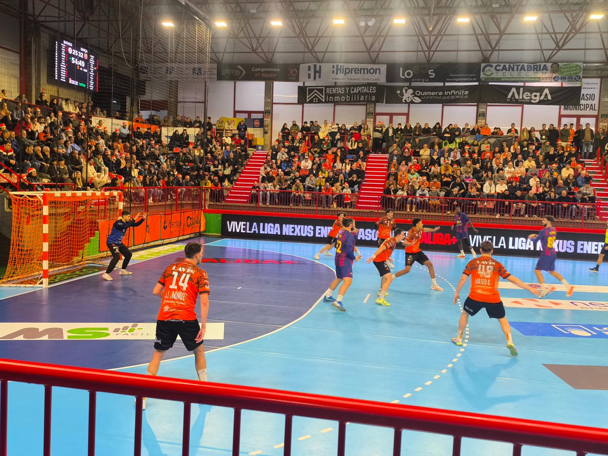 De esta foto nos encanta que salvo Javi Muñoz y Carlos Calle, el resto son los chavales del filial; Mateo, Carlos, Abib, Miguel, sois muy grandes y nos llena de orgullo como peña veros ahí creciendo