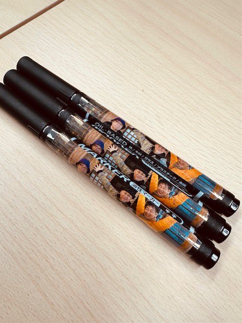 310_live_info's tweet photo. 「1/17秩父常楽寺ライブの打ち合わせ&amp;仕込み&amp;練習でした。
はるか昔の文化祭準備の日々を思い起こしました。
今回も入場者全員に特製マジックペンが付きます。
セロテープ貼り付けのお手製感丸出しです。
ずっと『残りわずか』表示のままですが、文字通り残りわずかなので、迷ってる方はお早めに。」 https://t.co/qOy6ZMccjb